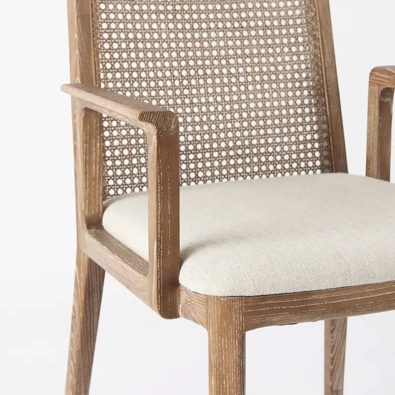 Chaise de salle à manger Clara en tissu crème avec dossier en cannage et structure en bois massif marron clair
