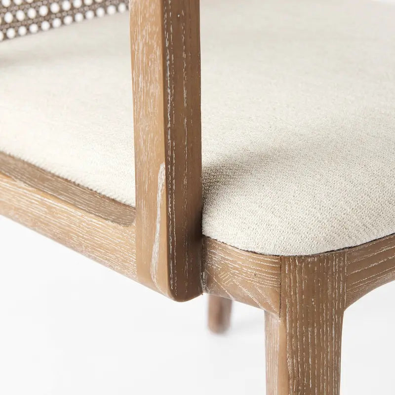 Chaise de salle à manger Clara en tissu crème avec dossier en cannage et structure en bois massif marron clair