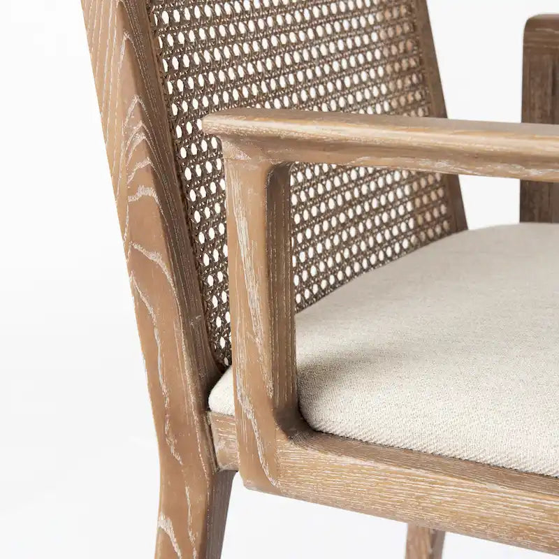 Chaise de salle à manger Clara en tissu crème avec dossier en cannage et structure en bois massif marron clair