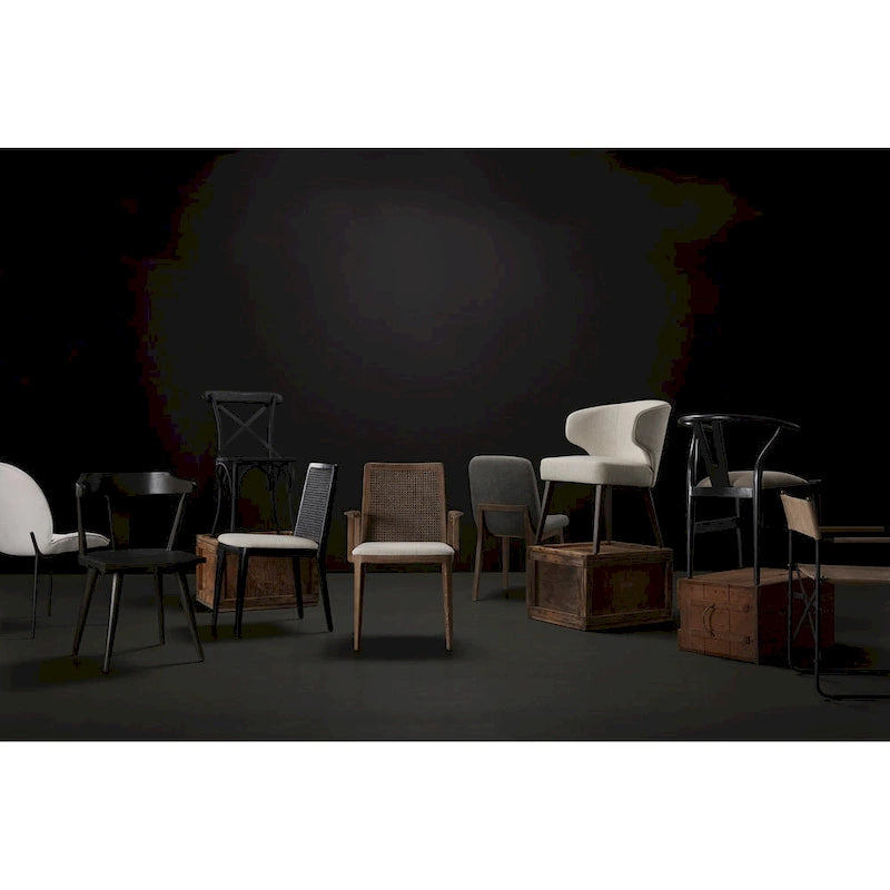 Chaise de salle à manger Clara en tissu crème avec dossier en cannage et structure en bois massif marron clair
