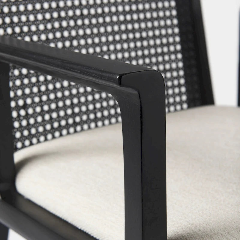 Chaise de salle à manger Clara en tissu crème avec dossier en cannage et structure en bois massif marron clair