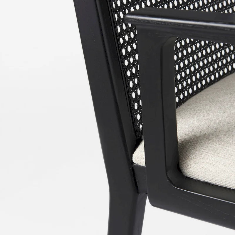 Chaise de salle à manger Clara en tissu crème avec dossier en cannage et structure en bois massif marron clair