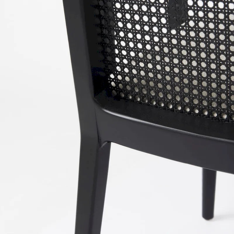 Chaise de salle à manger Clara en tissu crème avec dossier en cannage et structure en bois massif marron clair