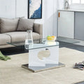 Une table basse rectangulaire moderne et tendance avec un plateau en verre trempé et des pieds en MDF blanc