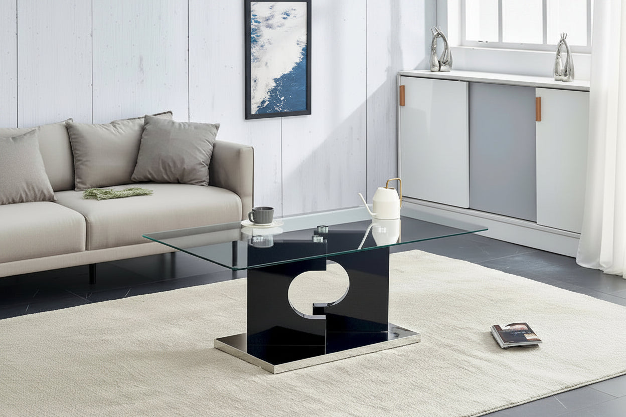 Une table basse rectangulaire moderne et tendance avec un plateau en verre trempé et des pieds en MDF blanc