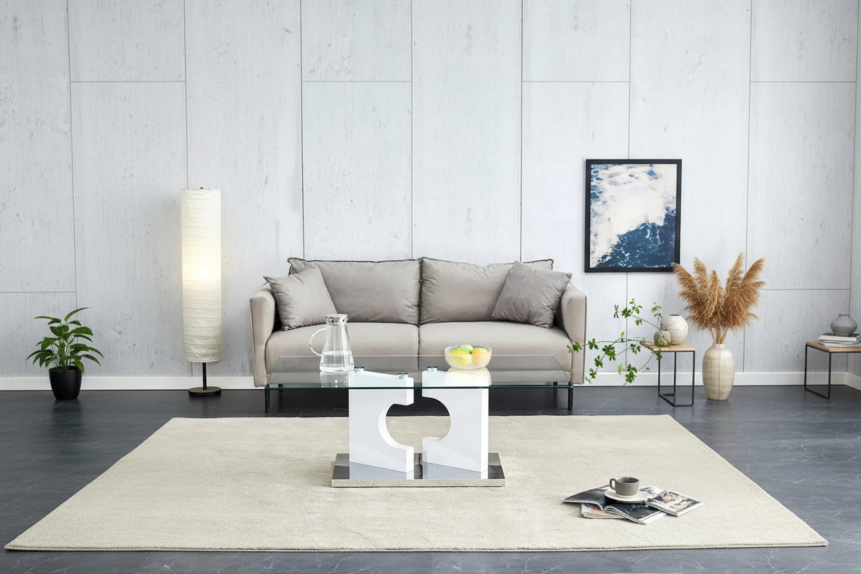 Une table basse rectangulaire moderne et tendance avec un plateau en verre trempé et des pieds en MDF blanc