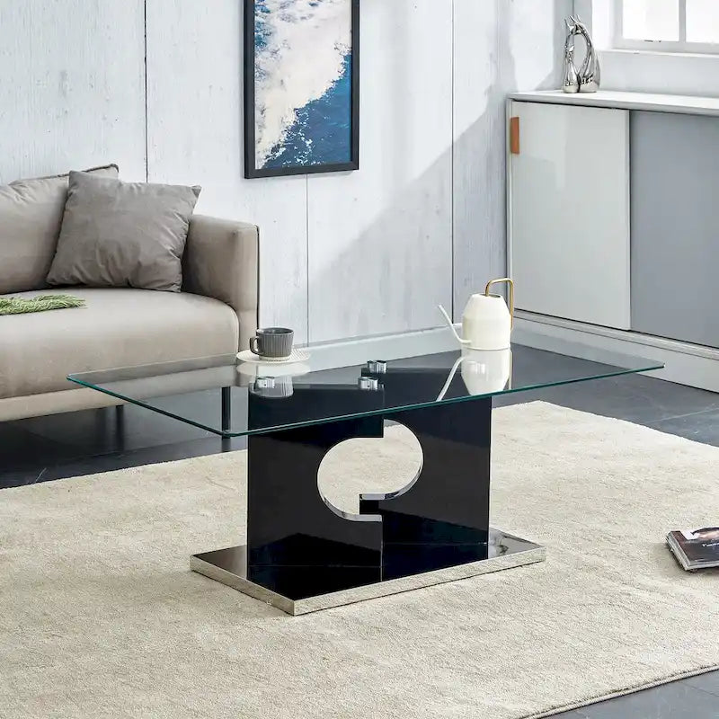 Une table basse rectangulaire moderne et tendance avec un plateau en verre trempé et des pieds en MDF blanc